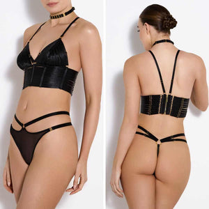 Photo d'une Femme de 3/4 et de Dos portant un Collier, un Crop-Top et un String Résille couleur Noir