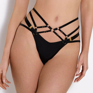 Détail d'une Photo d'une Femme de Devant portant Culotte Harnais Ouvert et un String en Soie couleur Noir
