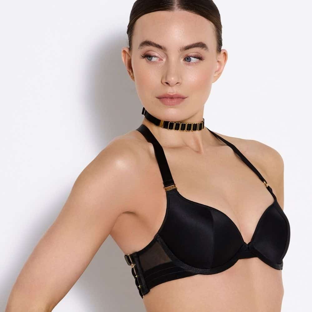 Détail d'une Photo d'une Femme de 3/4 portant un Soutien-Gorge Push-Up en Soie et un choker couleur Noir