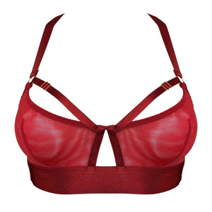 Soutien-gorge rouge en tulle et satin avec lanières ajustables, anneaux dorés et ouverture centrale pour un effet structuré et moderne.