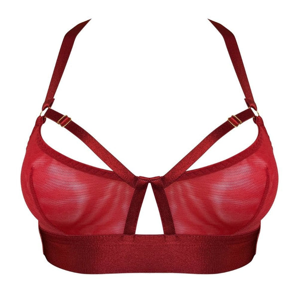 Soutien-gorge rouge en tulle et satin avec lanières ajustables, anneaux dorés et ouverture centrale pour un effet structuré et moderne.