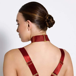 Photo d'une Femme de Dos portant un Collier avec Anneau couleur Rouge