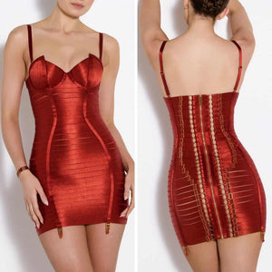 Photo d'une Femme de Devant et de Dos portant une Robe Bustier et un Bracelet couleur Rouge