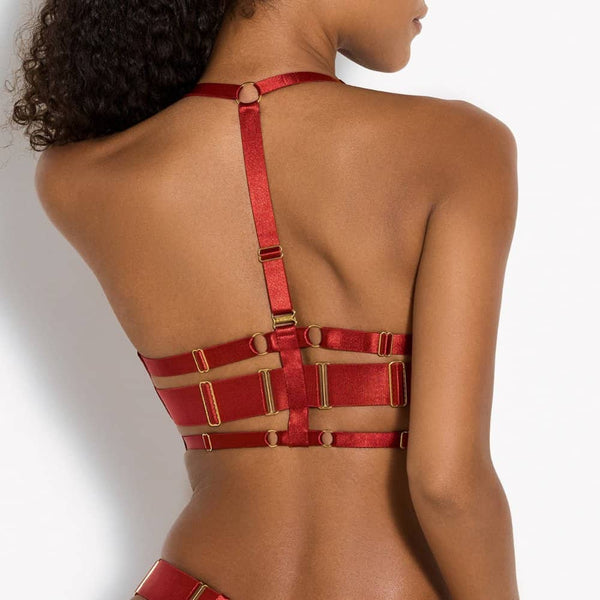 Ensemble de Lingerie Rouge Brulé avec Soutien-Gorge Triangle Croisé Devant et String Rouge en Tulle transparent doux avec bandes élastiques satinées Rouges lanières ajustables sur les hanches et finitions en laiton doré à l’or fin 24k
