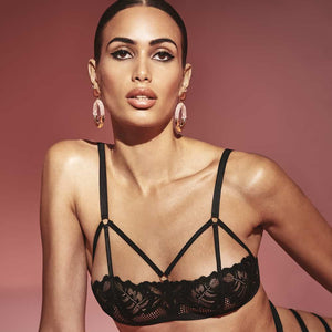 Soutien-gorge corbeille dos nu en dentelle et résille noir avec trois élastique remontant vers la bretelle BRACLI chez Brigade Mondaine
