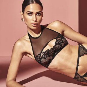 Soutien-gorge crop top en dos nu avec dentelle et résille noire sur les seins et bretelles en mesh noir recouvrant le torse BRACLI chez Brigade Mondaine