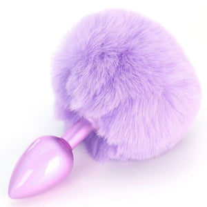 Plug anal Bunnytail mauve avec queue en fausse fourrure douce, design raffiné et confortable.