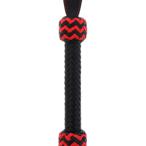 Fouet en cuir véritable avec des Lanières cloutées et Poignée tressée avec détails rouges