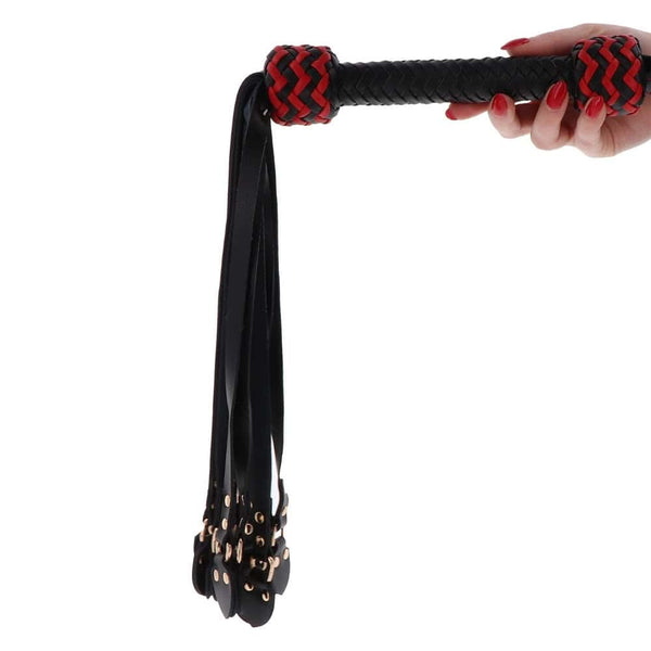 Fouet en cuir véritable avec des Lanières cloutées et Poignée tressée avec détails rouges