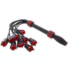 Fouet en Cuir avec des Lanières en forme de roses et Poignée Tressée avec détails rouges