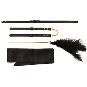 Set BDSM en cuir noir composé de liens ajustables avec anneaux dorés, d’un bandeau en tissu satiné et d’une plume noire montée sur manche doré, présenté sur fond blanc dans une esthétique épurée.