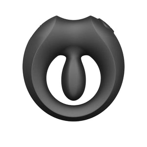 Cockring connecté APIS présenté avec son étui de recharge, câble USB et carte de garantie, disposés sur fond clair dans une mise en scène minimaliste et élégante.