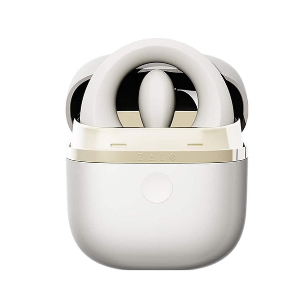 Cockring connecté APIS présenté avec son étui de recharge, câble USB et carte de garantie, disposés sur fond clair dans une mise en scène minimaliste et élégante.
