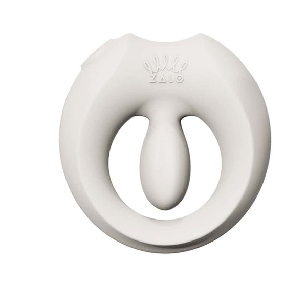 Cockring connecté APIS présenté avec son étui de recharge, câble USB et carte de garantie, disposés sur fond clair dans une mise en scène minimaliste et élégante.