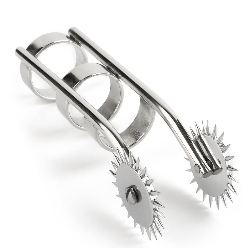 Roulette de Wartenberg à doigts en acier poli avec deux roues crantées et anneaux de maintien, présentée sur fond blanc dans une esthétique minimaliste et professionnelle.