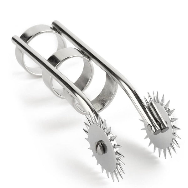 Roulette de Wartenberg à doigts en acier poli avec deux roues crantées et anneaux de maintien, présentée sur fond blanc dans une esthétique minimaliste et professionnelle.