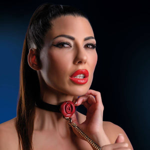 Collier et Laisse en Cuir Noir Fabriqué en similicuir souple Noir et sublimé par une rose Rouge en cuir véritable et Laisse en similicuir souple Noir avec un Détails rose Rouge et Chaîne Dorée en Métal sans nickel