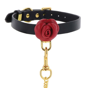 Collier et Laisse en Cuir Noir Fabriqué en similicuir souple Noir et sublimé par une rose Rouge en cuir véritable et Laisse en similicuir souple Noir avec un Détails rose Rouge et Chaîne Dorée en Métal sans nickel