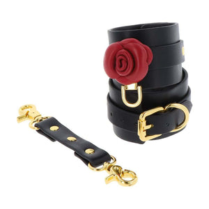 Packshot de Menottes en Simili Cuir Noir et Roses décoratives Rouges