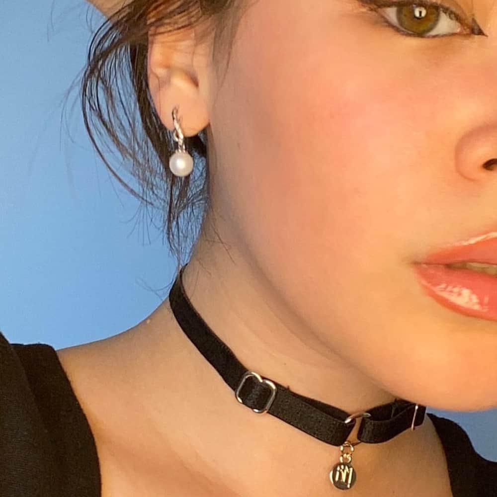 Collier BM inclut dans le pack cadeau Brigade Mondaine. Le produit est un choker simple avec un tour de cou en élastique noir et un pendentif doré embossé du logo Brigade Mondaine. Ce bijoux est attaché au collier par un anneau. L’ensemble du produit est réglable.