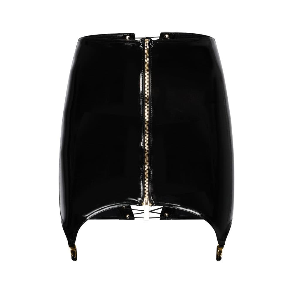 Vue arrière d’une jupe en latex noir à laçage central et œillets métalliques, portée avec des bas, présentée par Brigade Mondaine Paris.