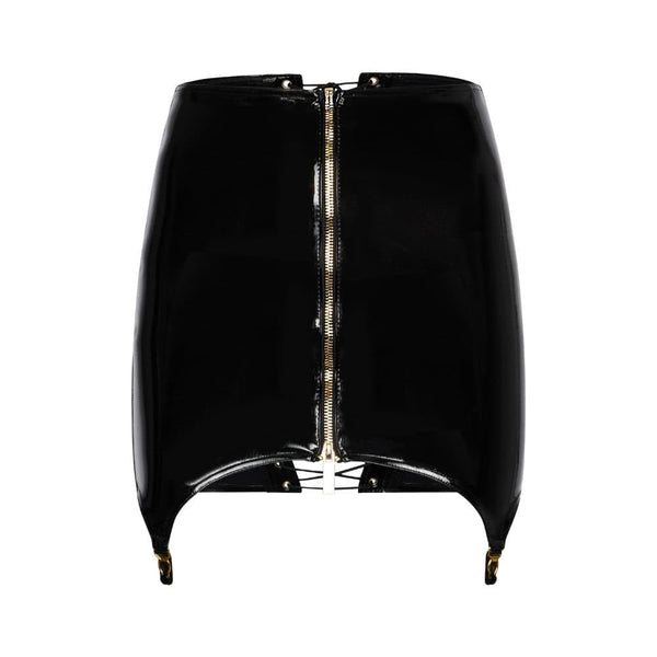 Vue arrière d’une jupe en latex noir à laçage central et œillets métalliques, portée avec des bas, présentée par Brigade Mondaine Paris.