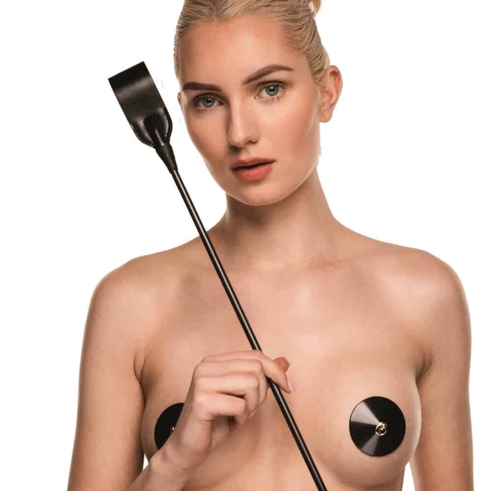 Cravache BDSM en cuir noir avec tige fine et extrémité souple, accessoire élégant et minimaliste photographié sur fond clair.