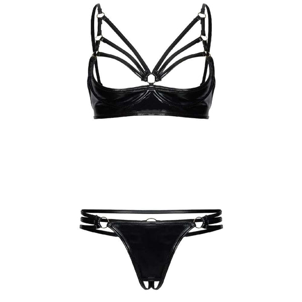 Modèle portant un ensemble deux pièces en latex noir, avec soutien-gorge ouvert à lanières graphiques et bas échancré, mettant en valeur la silhouette.