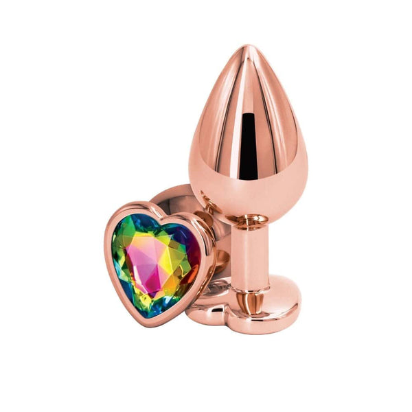 Plug anal en aluminium léger avec finition chromée rose doré, orné d’un cristal multicolore en forme de cœur, pour une stimulation douce et esthétique.