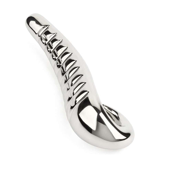 Dildo Devil’s en acier inoxydable de la marque Agent, accessoire de plaisir ergonomique avec reliefs sculptés, conçu pour une stimulation intense et précise. Produit élégant de la collection Mr. Steel chez Brigade Mondaine.