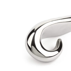 Dildo Devil’s en acier inoxydable de la marque Agent, accessoire de plaisir ergonomique avec reliefs sculptés, conçu pour une stimulation intense et précise. Produit élégant de la collection Mr. Steel chez Brigade Mondaine.