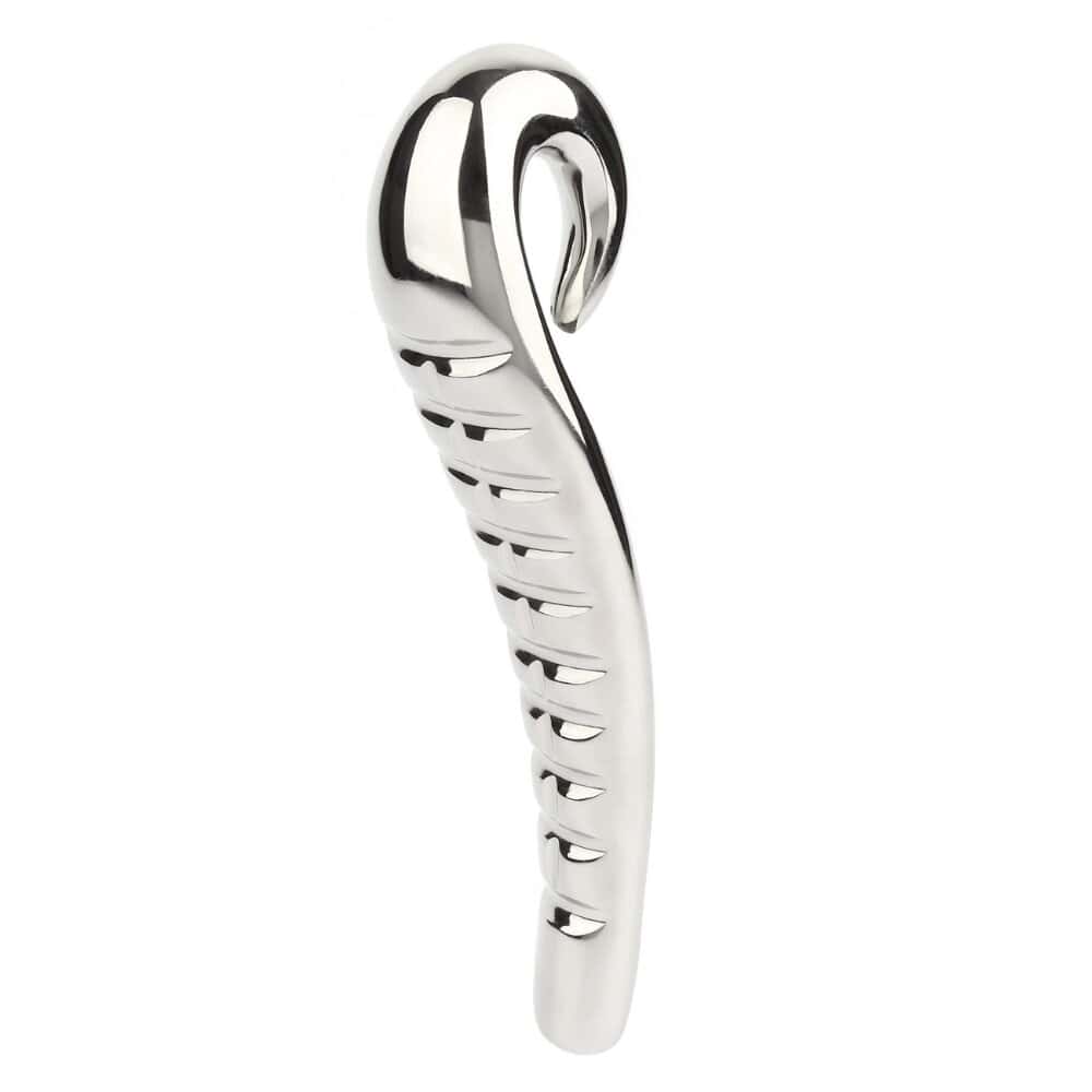 Dildo Devil’s en acier inoxydable de la marque Agent, accessoire de plaisir ergonomique avec reliefs sculptés, conçu pour une stimulation intense et précise. Produit élégant de la collection Mr. Steel chez Brigade Mondaine.