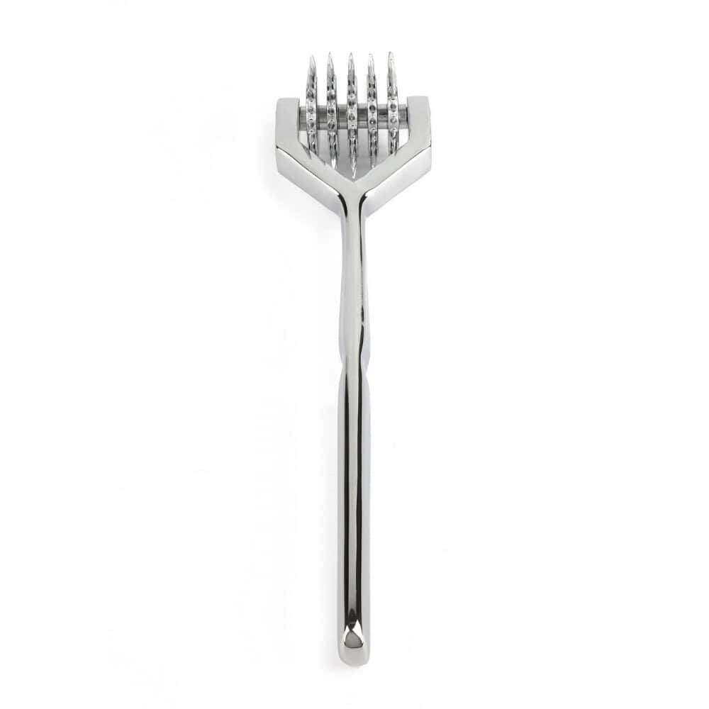 Roulette de Wartenberg en acier inoxydable brillant avec roulettes dentelées, design médical revisité, présentée par Brigade Mondaine Paris sur fond clair.
