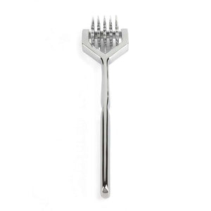 Roulette de Wartenberg en acier inoxydable brillant avec roulettes dentelées, design médical revisité, présentée par Brigade Mondaine Paris sur fond clair.