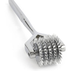 Roulette de Wartenberg en acier inoxydable brillant avec roulettes dentelées, design médical revisité, présentée par Brigade Mondaine Paris sur fond clair.