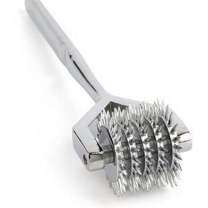Roulette de Wartenberg en acier inoxydable brillant avec roulettes dentelées, design médical revisité, présentée par Brigade Mondaine Paris sur fond clair.