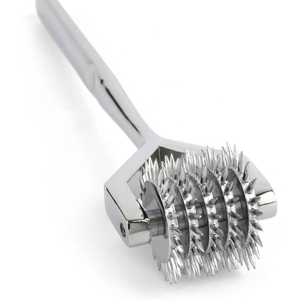 Roulette de Wartenberg en acier inoxydable brillant avec roulettes dentelées, design médical revisité, présentée par Brigade Mondaine Paris sur fond clair.