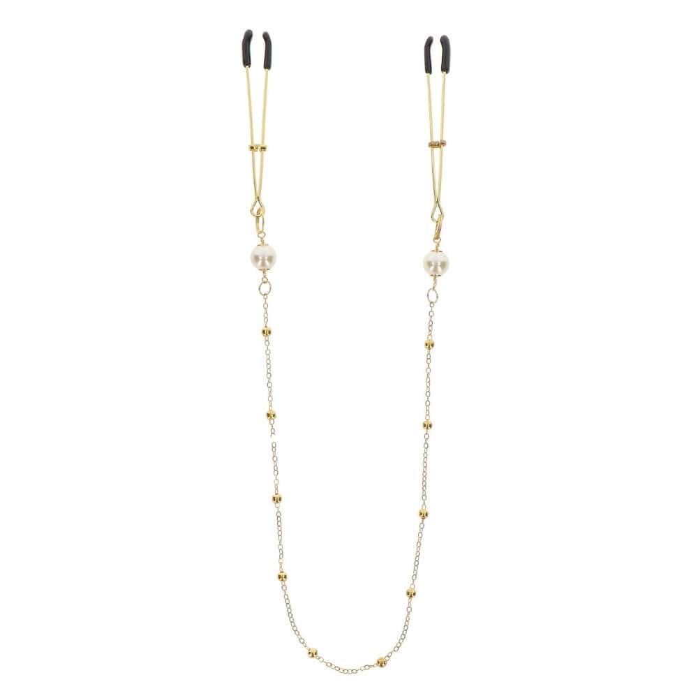 Pinces à tétons dorées avec chaîne fine et perles, portées sur le buste, accessoire sensuel proposé par Brigade Mondaine Paris.