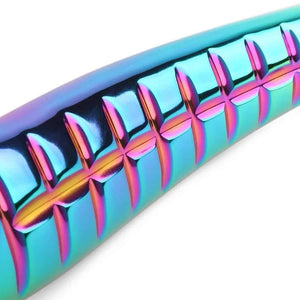 Devil's Dildo en acier inoxydable finition irisée, forme courbée et surface lisse, présenté par Brigade Mondaine Paris sur fond clair.