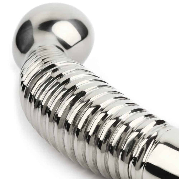 Stimulateur G-Spot STALLION en acier inoxydable poli, au design ergonomique et structuré, présenté par Brigade Mondaine Paris.