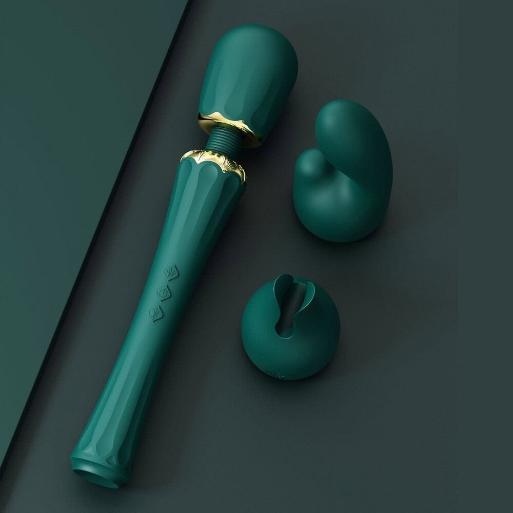 Wand Kyro Eden en silicone vert profond avec finitions dorées, présentée par Brigade Mondaine Paris, accessoire de stimulation au design élégant et contemporain.