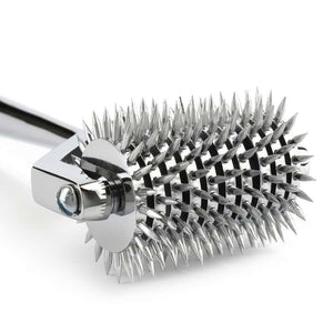 Roulette de Wartenberg en acier inoxydable brillant avec roulettes dentelées, design médical revisité, présentée par Brigade Mondaine Paris sur fond clair.