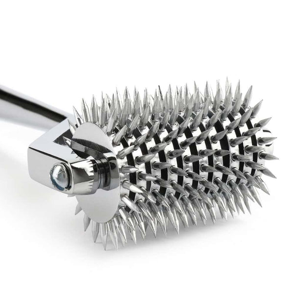 Roulette de Wartenberg en acier inoxydable brillant avec roulettes dentelées, design médical revisité, présentée par Brigade Mondaine Paris sur fond clair.
