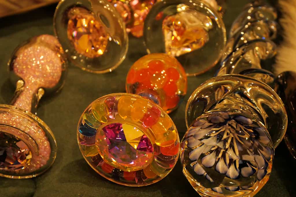 Showroom montrant une collection de plugs et dildos Crystal Delights