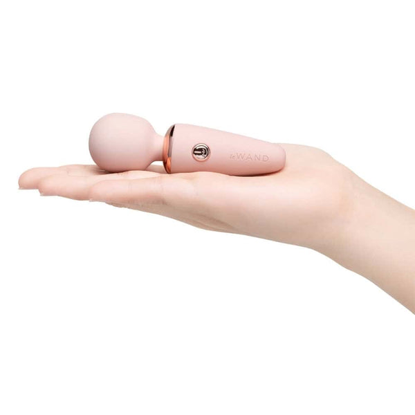 Wand mini de massage au design arrondi et finition douce, présenté en version compacte, proposé par Brigade Mondaine Paris. Sextoys Electriques