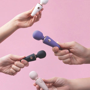 WAND mini de massage au design arrondi et finition douce, présenté en version compacte, proposé par Brigade Mondaine Paris. Sextoys Electriques