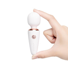 WAND mini de massage au design arrondi et finition douce, présenté en version compacte, proposé par Brigade Mondaine Paris. Sextoys Electriques