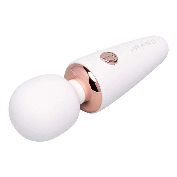 WAND mini de massage au design arrondi et finition douce, présenté en version compacte, proposé par Brigade Mondaine Paris. Sextoys Electriques