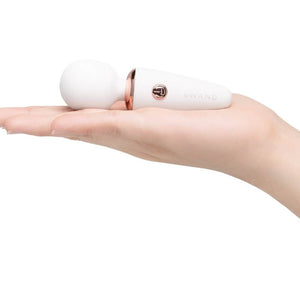 WAND mini de massage au design arrondi et finition douce, présenté en version compacte, proposé par Brigade Mondaine Paris. Sextoys Electriques