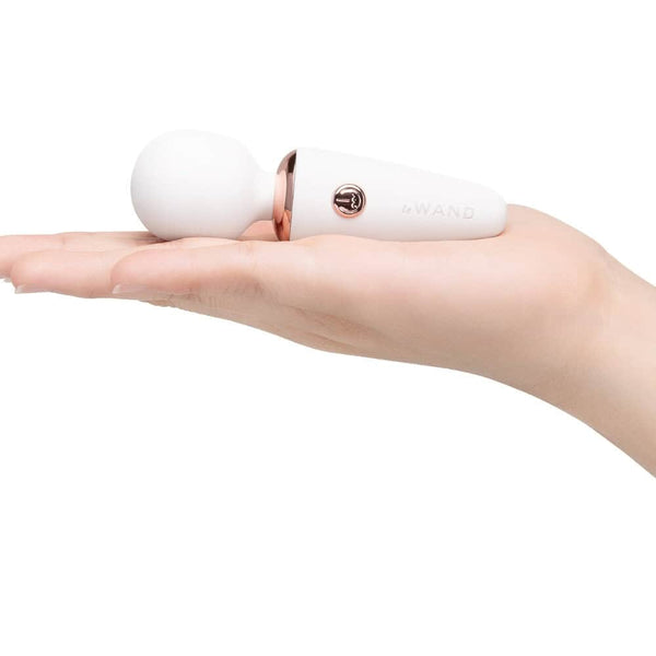 WAND mini de massage au design arrondi et finition douce, présenté en version compacte, proposé par Brigade Mondaine Paris. Sextoys Electriques